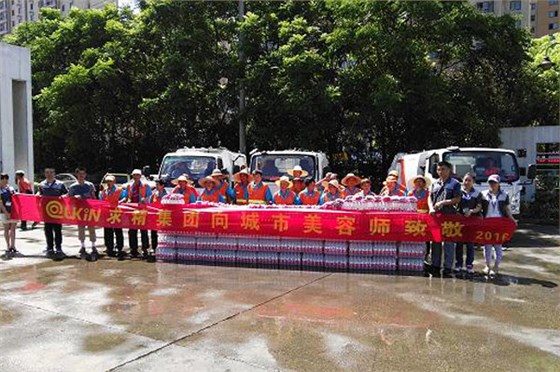 求精集團(tuán)心系城市美容師-，高溫慰問(wèn)一線城管衛(wèi)士和環(huán)衛(wèi)工人